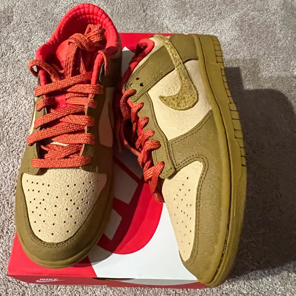 Brand New Nike Dunk Low - sesame/bronzine/picante red